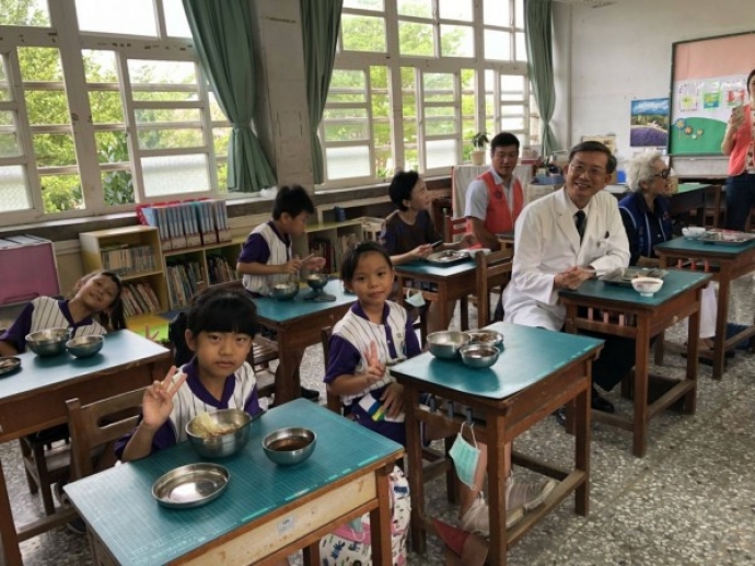 便秘小童退散！「便當超人」醫師陪吃營養午餐教戰